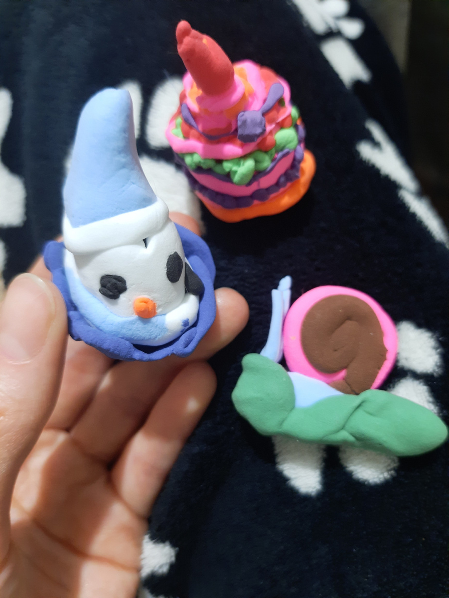 Вот такая милота) Тут пингвин, торт и улитка) 