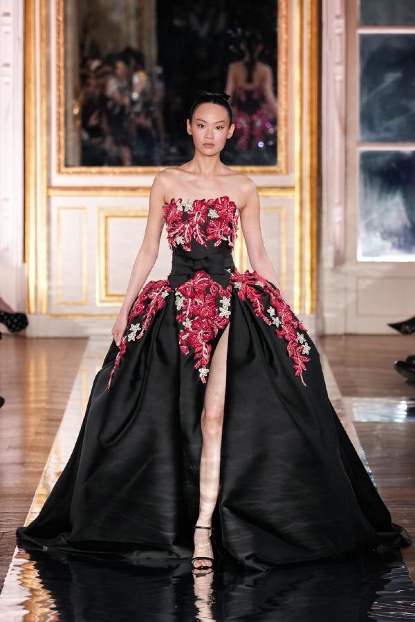 Haute Couture весна-лето 2025 от Zuhair Murad на Неделе высокой моды в Париже SS25 (29 января 2025 г.).