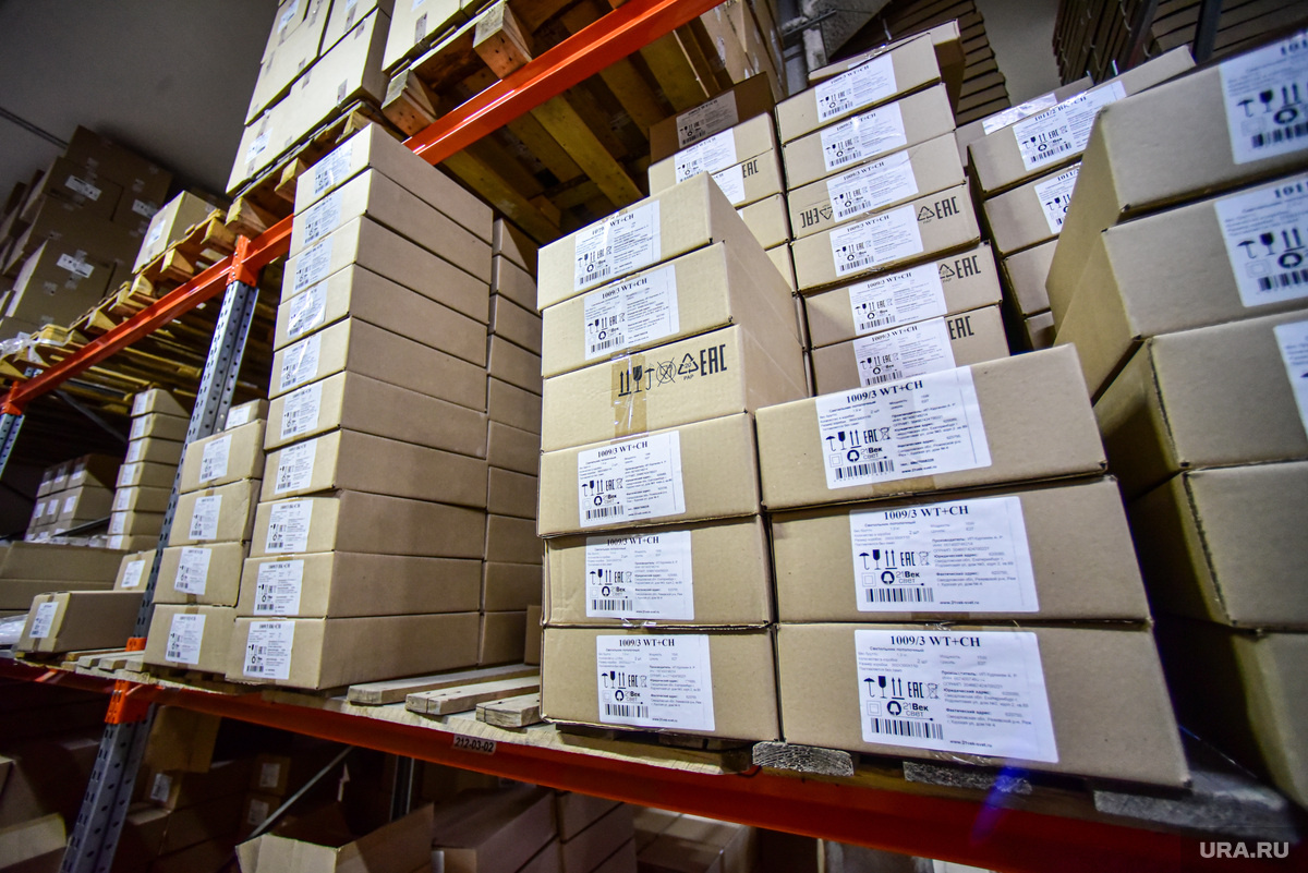 Большинство планшетов лежат запакованные на складах. Фото: Размик Закарян © URA.RU