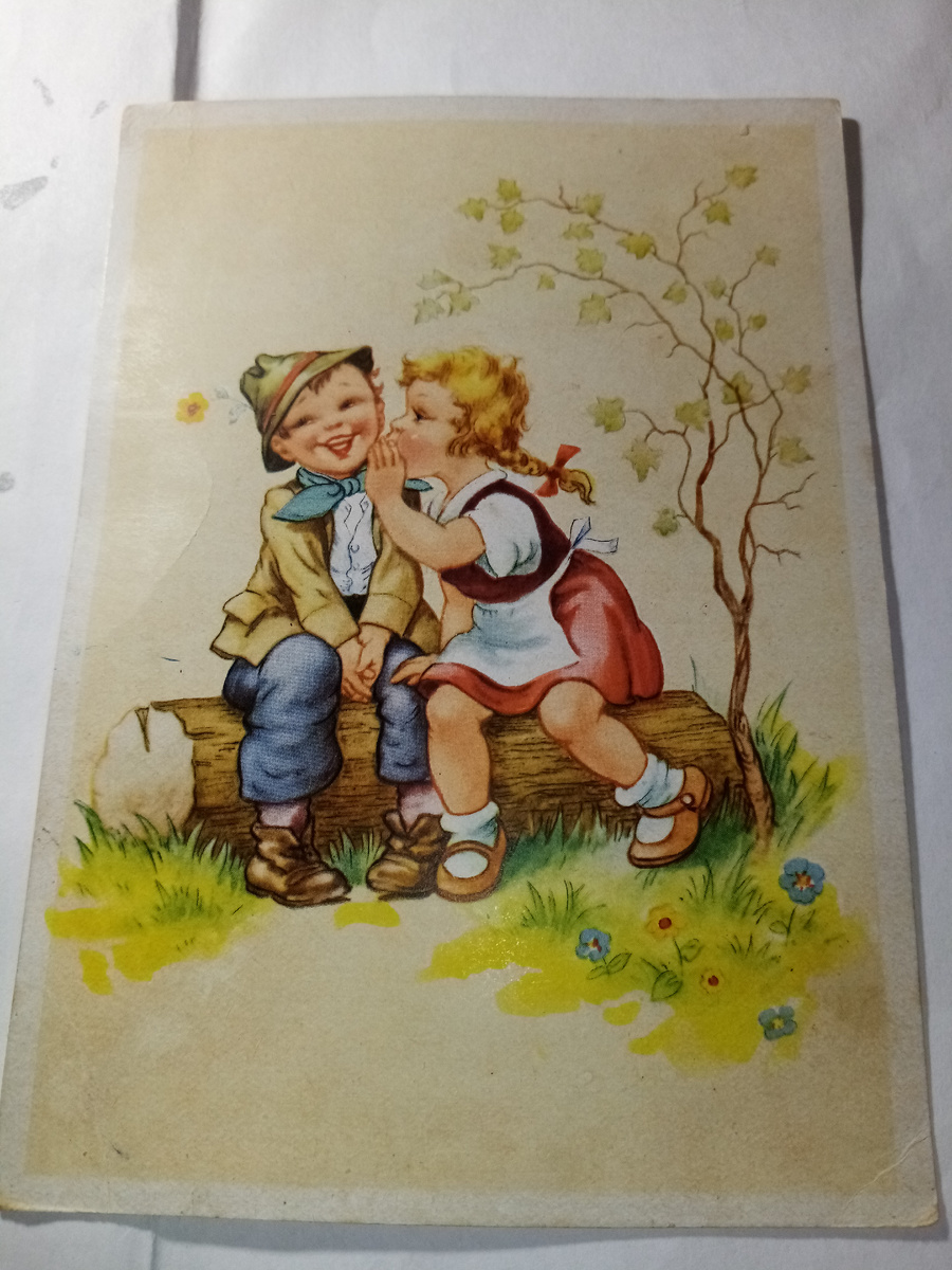 Что-то там она ему шепчет на ушко, такое веселое и интересное ))