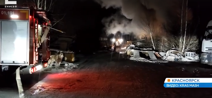     В красноярском жилом массиве «Цветущий лог» загорелся частный дом