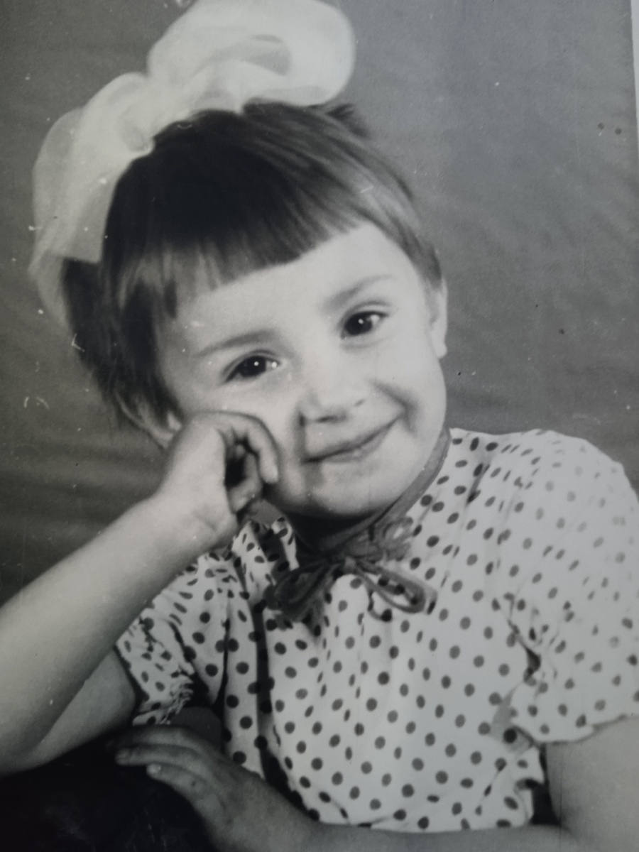 Это фото Лена с Юрой понесли бабе показывать.