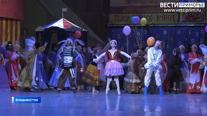 Сцена из балета "Петрушка" Игоря Стравинского на Приморской сцене Мариинского театра