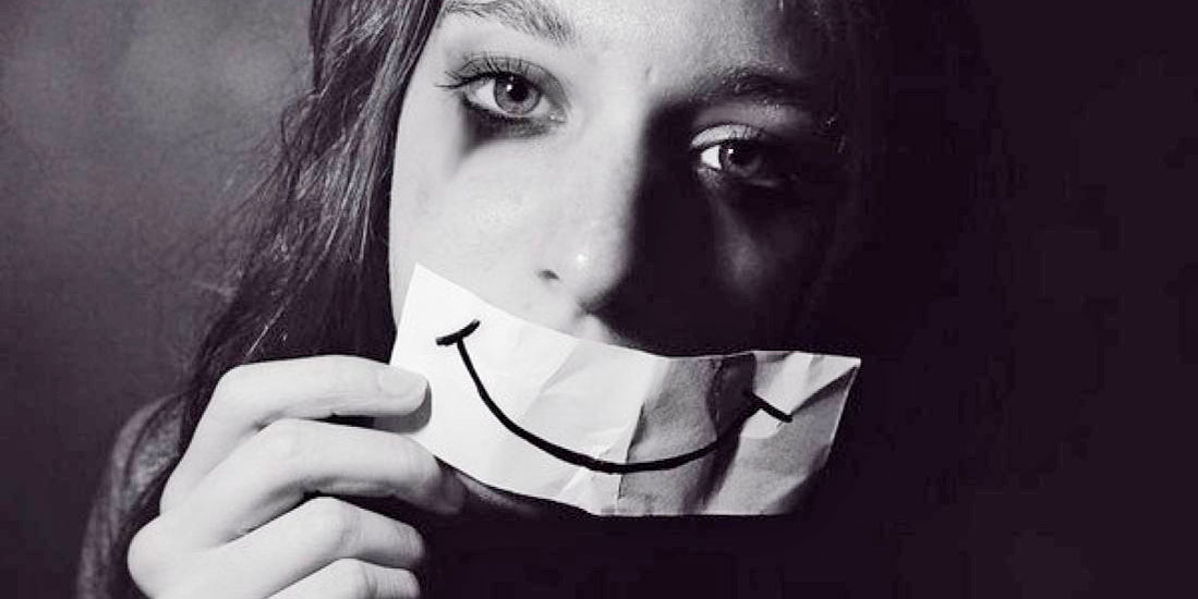 Посторонним людям не хочется показывать свои чувства, приходится их маскировать.