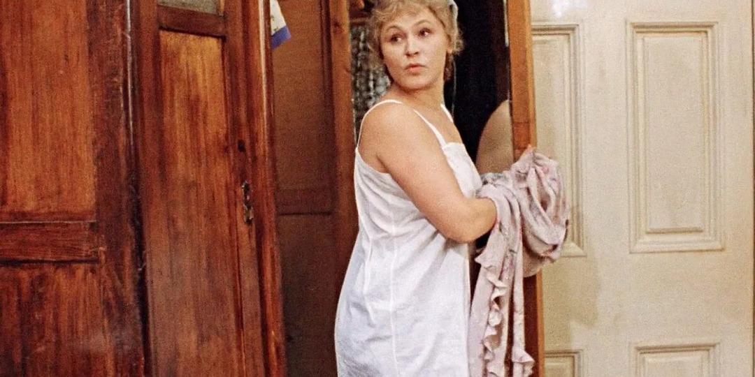 5 причин, почему в СССР носили комбинацию под одеждой: многослойность по-советски