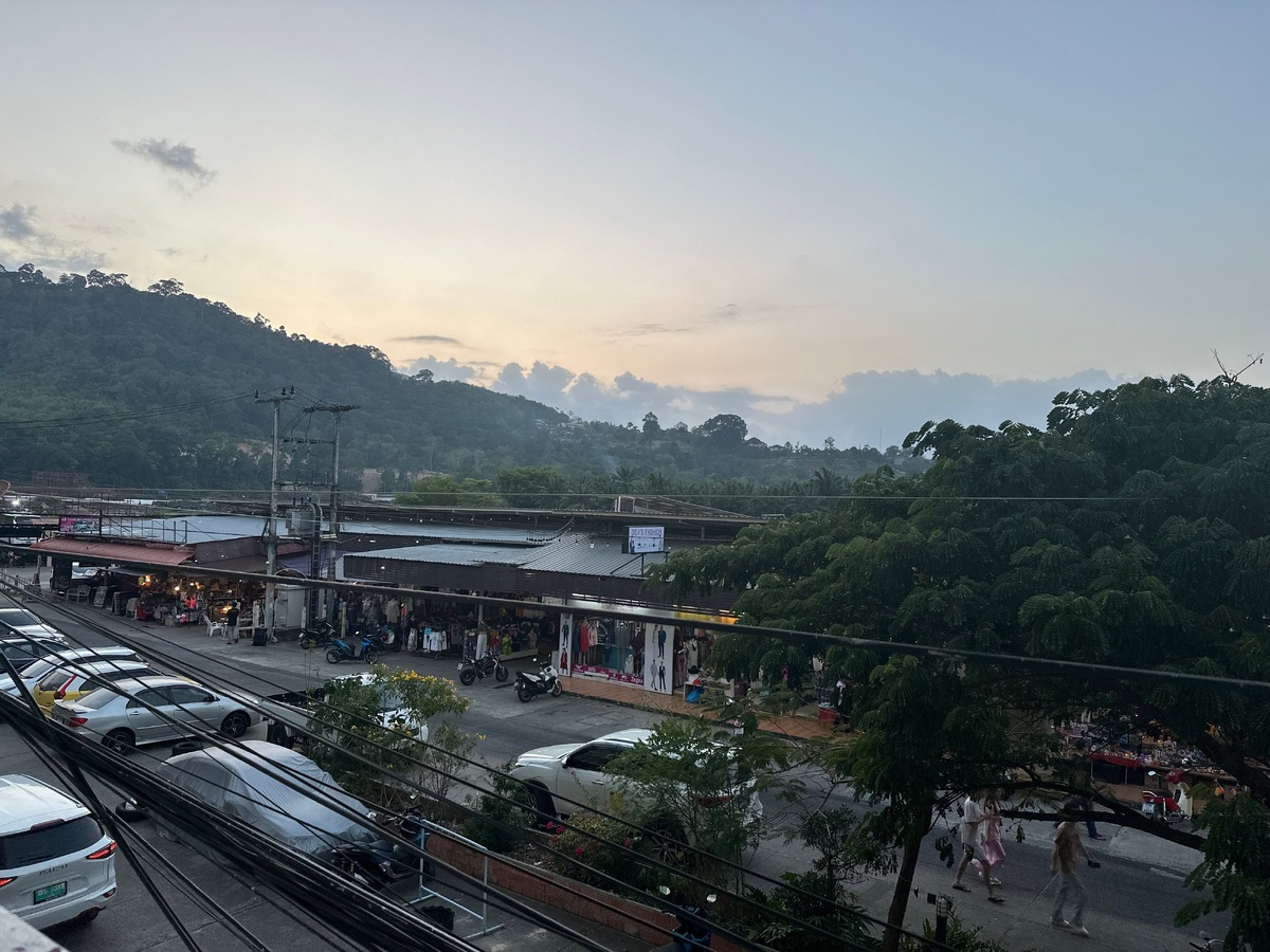 Вид с балкона на рынок