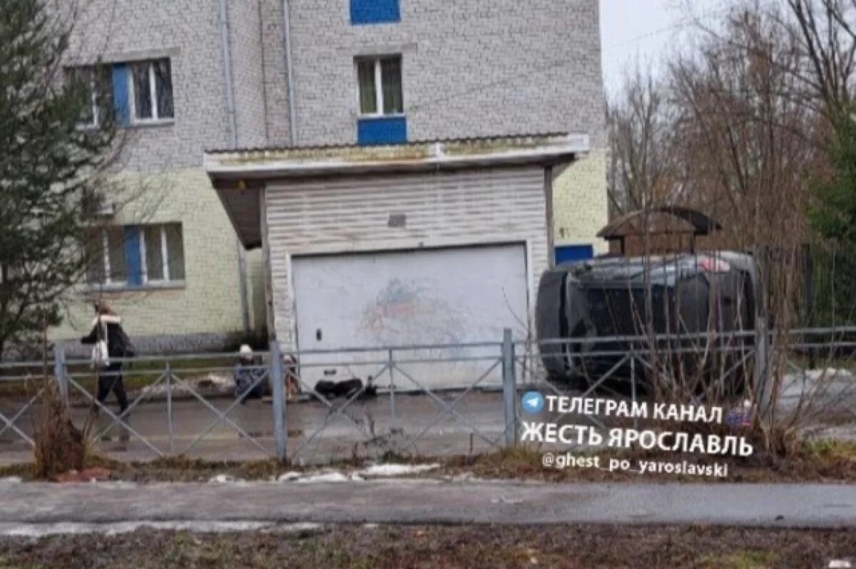   В Дзержинском районе Ярославля перевернулась иномарка