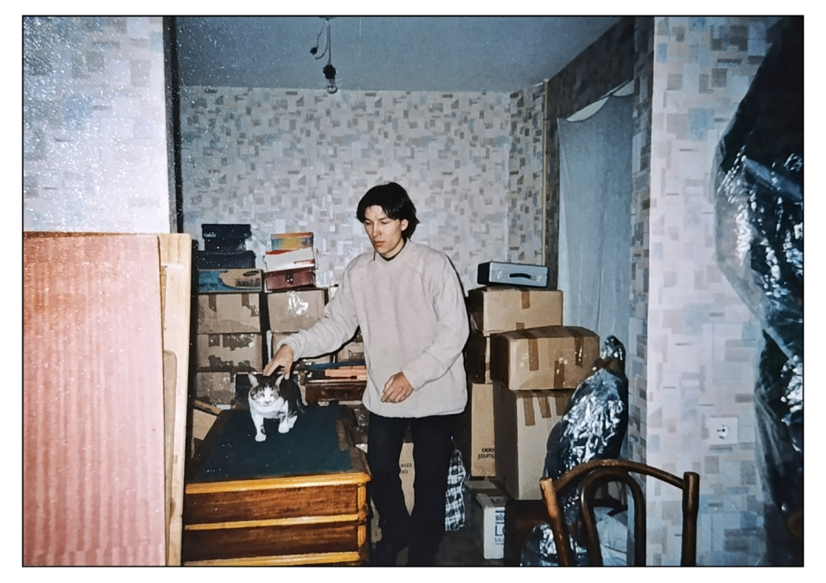 Мишка и Лось на фоне перевезённых коробок и всего остального скарба