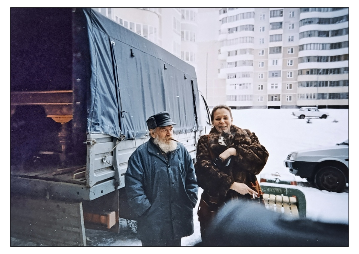 Папа и Маша в обнимку с Лосём на фоне нашей грузовой машины у подъезда моего нового дома