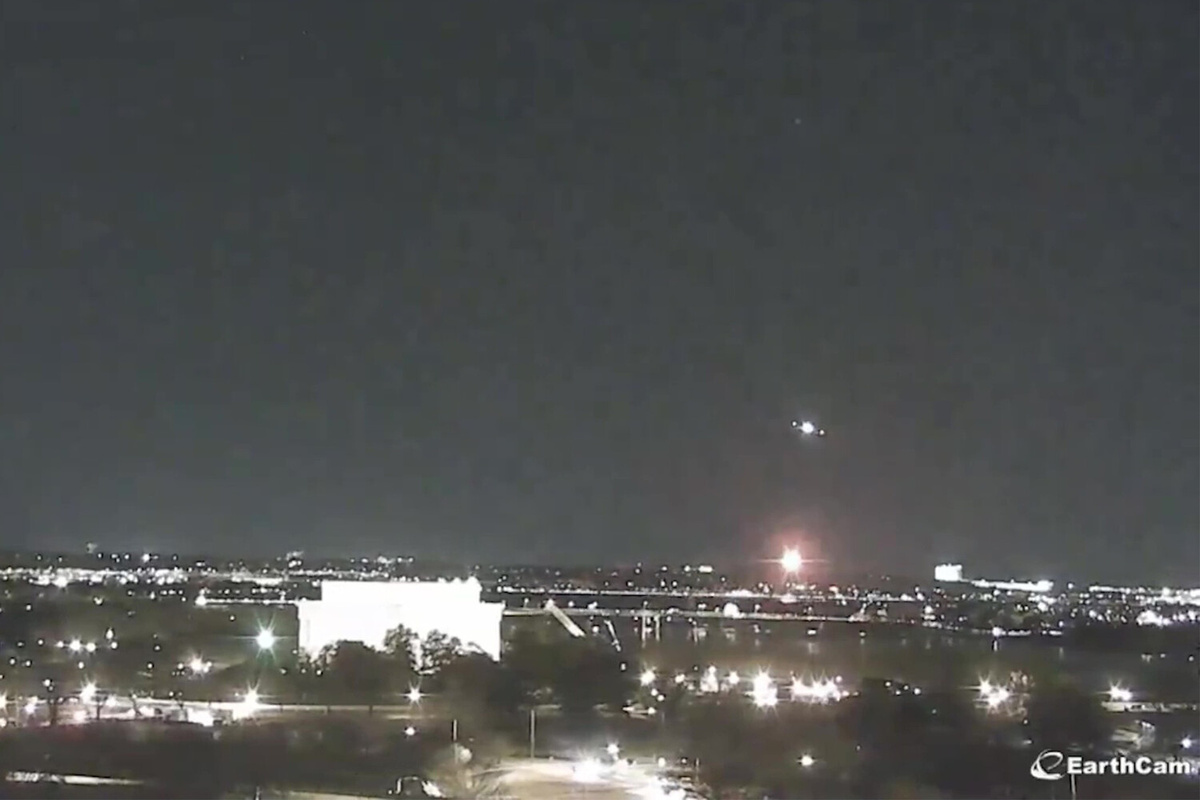 Момент перед столкновением военного вертолета Black Hawk с пассажирским самолетом в Вашингтоне, 30 января 2025 года     📷