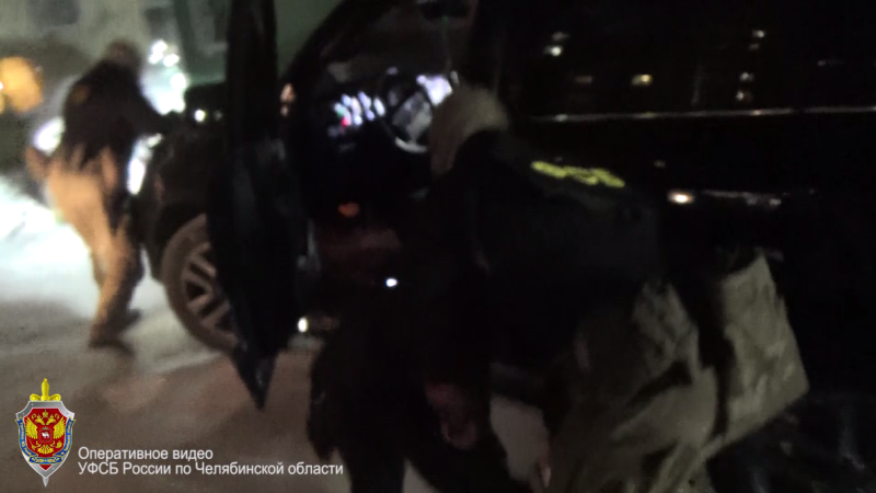    Вытащили из автомобиля. Фото: скрин видео УФСБ России по Челябинской области.