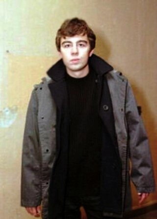 Пальто в роли подклада, куртка с капюшоном в роли основного слоя. Отличное решение для защиты от мокрого снега, снега с дождем и легкого холодного дождя.