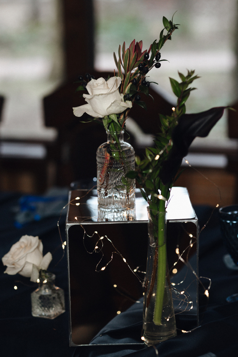 Декор, сочетающий в себе футуристические детали и классические черты