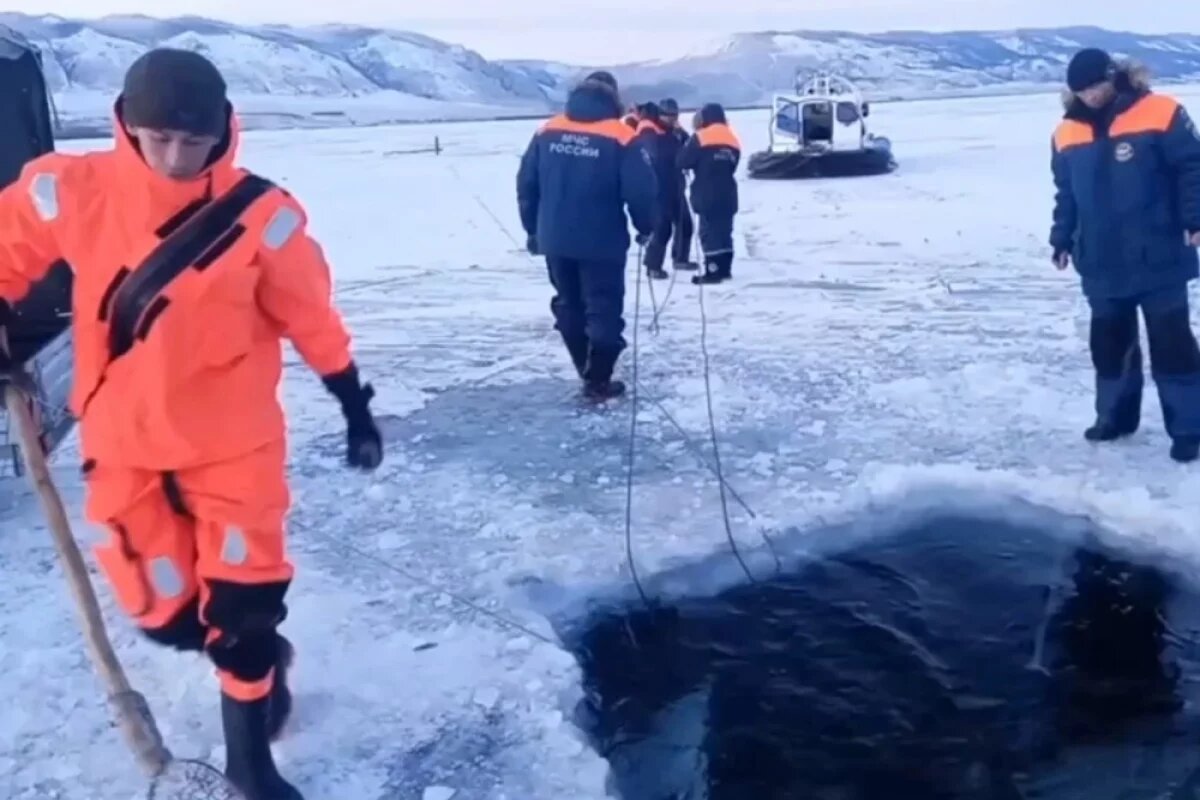    Операция по подъёму утонувших в автомобиле рыбаков завершилась на Байкале