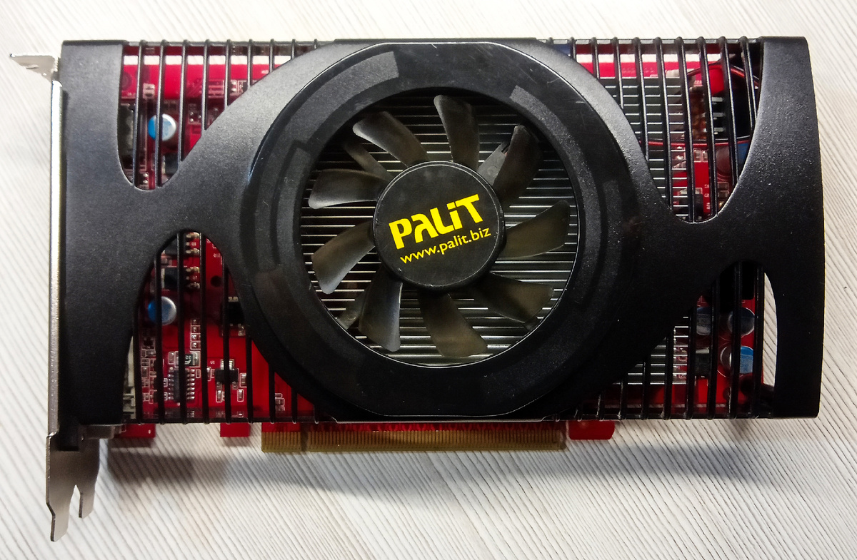 Видеокарта PALIT GeForce GTS 250 1Gb (вид спереди).