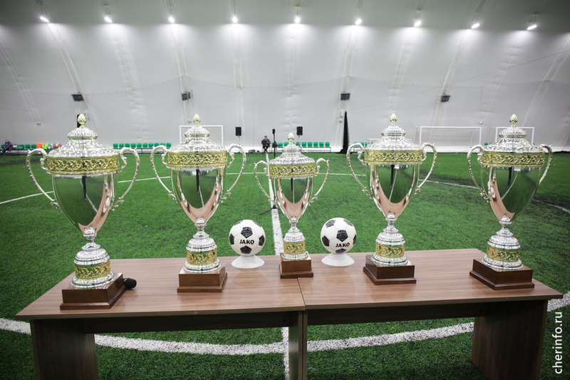    Чемпионат Школьной футбольной лиги стартовал 30 января в манеже на Андреевской. В нем примут участие команды из 36 школ.