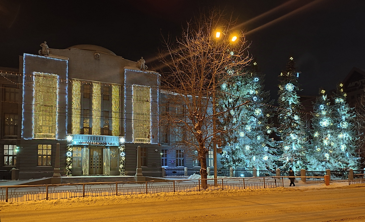 Вечер. Зима. Музей. И только елки в треугольных платьях 🫣