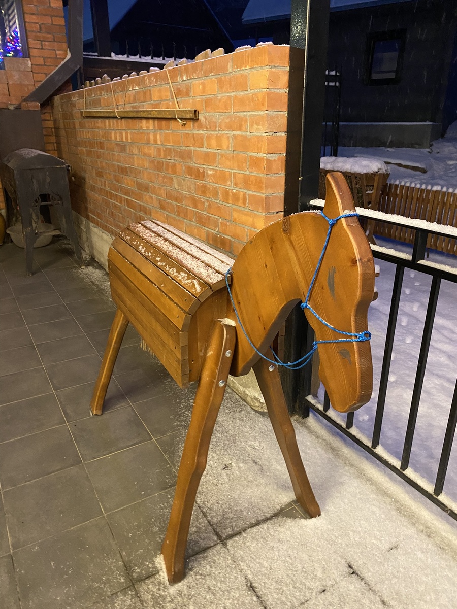 Лошадка на входе в кафе