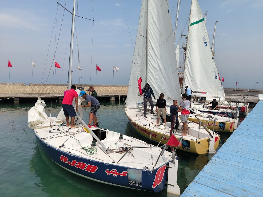 На парусной лодке с двумя-тремя парусами без командной работы никак не обойтись 