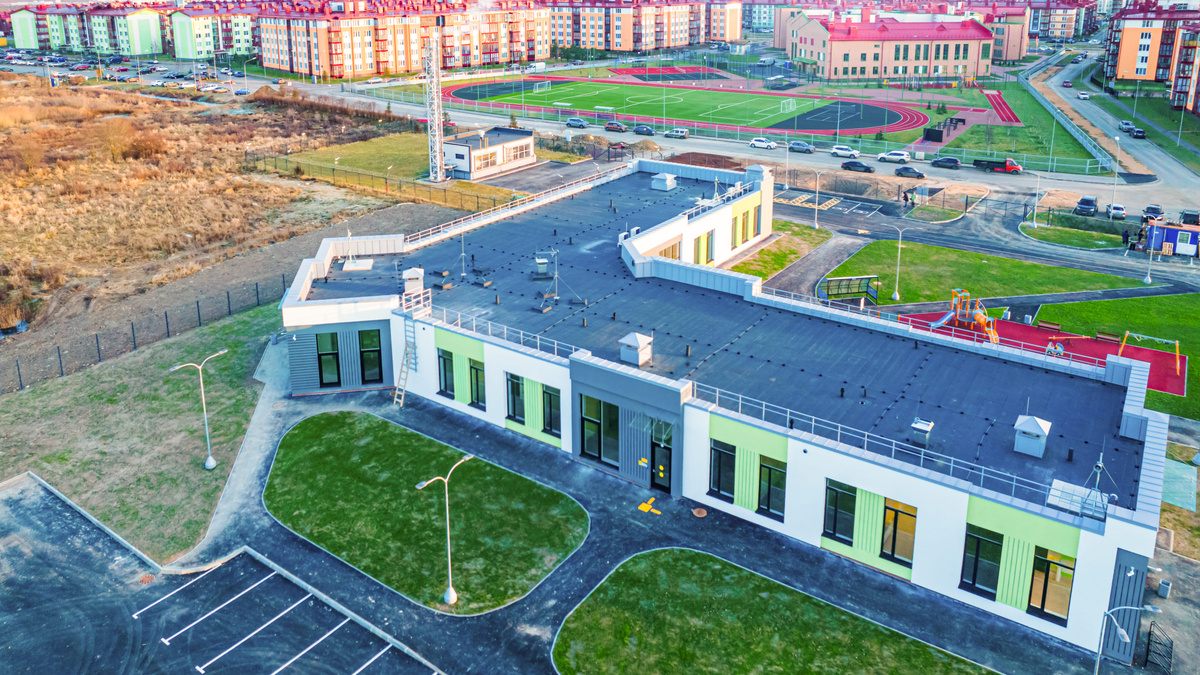 Поликлиника станет первым объектом здравоохранения в рамках Проекта комплексной застройки «На Царскосельских холмах». Его реализует специализированный застройщик «Терминал-Ресурс».
– Наша компания не просто возводит качественное жильё, – говорит заместитель генерального директора ООО «СЗ «Терминал-Ресурс» Галина Пилипенко, – но и выполняет важную социальную миссию – заботится о своих покупателях, многие из которых – семьи с детьми. Жилые комплексы комфорт-класса «Образцовые кварталы» сопровождает необходимая инфраструктура. На территории Проекта развивается улично-дорожная сеть, производится благоустройство и озеленение. Построены две школы и три детских сада. В этом году откроется детская поликлиника.
Получать медицинскую помощь в современном медучреждении рядом с домом смогут 130 маленьких пациентов в день. В новой поликлинике будут вести приём врачи-педиатры, детские ЛОР, офтальмолог, уролог, травматолог-ортопед. Также в здании предусмотрены массажные и прививочный кабинеты, процедурная комната, кабинеты аппаратной диагностики. В поликлинике оборудованы зоны комфортного ожидания приёма, отдельные входы для пациентов с признаками ОРВИ, удобная навигация. Для маломобильных пациентов создана доступная среда.
Поликлиника построена на средства строительной компании «Терминал-Ресурс». В ближайшее время новое здание будет передано в дар в город. Администрация Пушкинского района совместно с Комитетом здравоохранения производит оснащение поликлиники необходимым оборудованием и техническими средствами.
Осенью 2024 года девелопер «Терминал-Ресурс» приступил к строительству амбулаторно-поликлинического корпуса для взрослого населения.