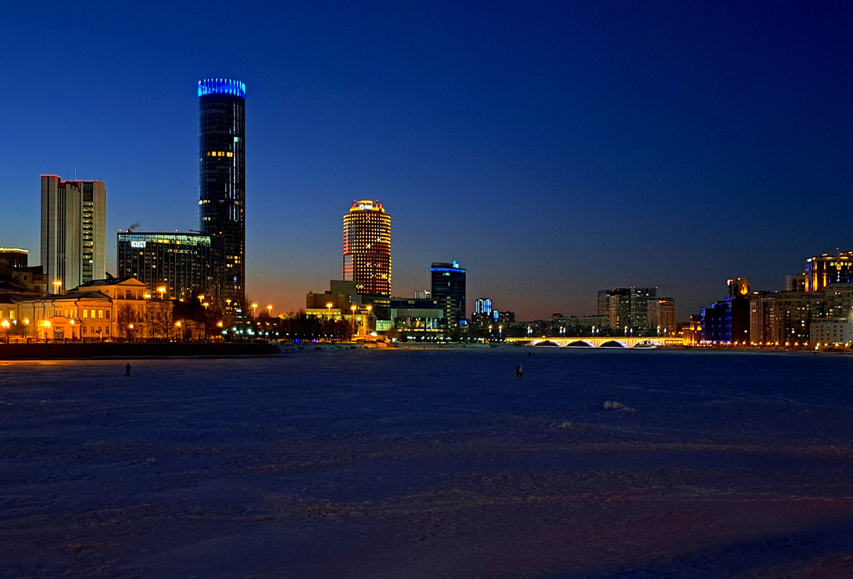 В наши дни центр Екатеринбурга буквально утопает в огнях. Однако так было, как несложно догадаться, далеко не всегда