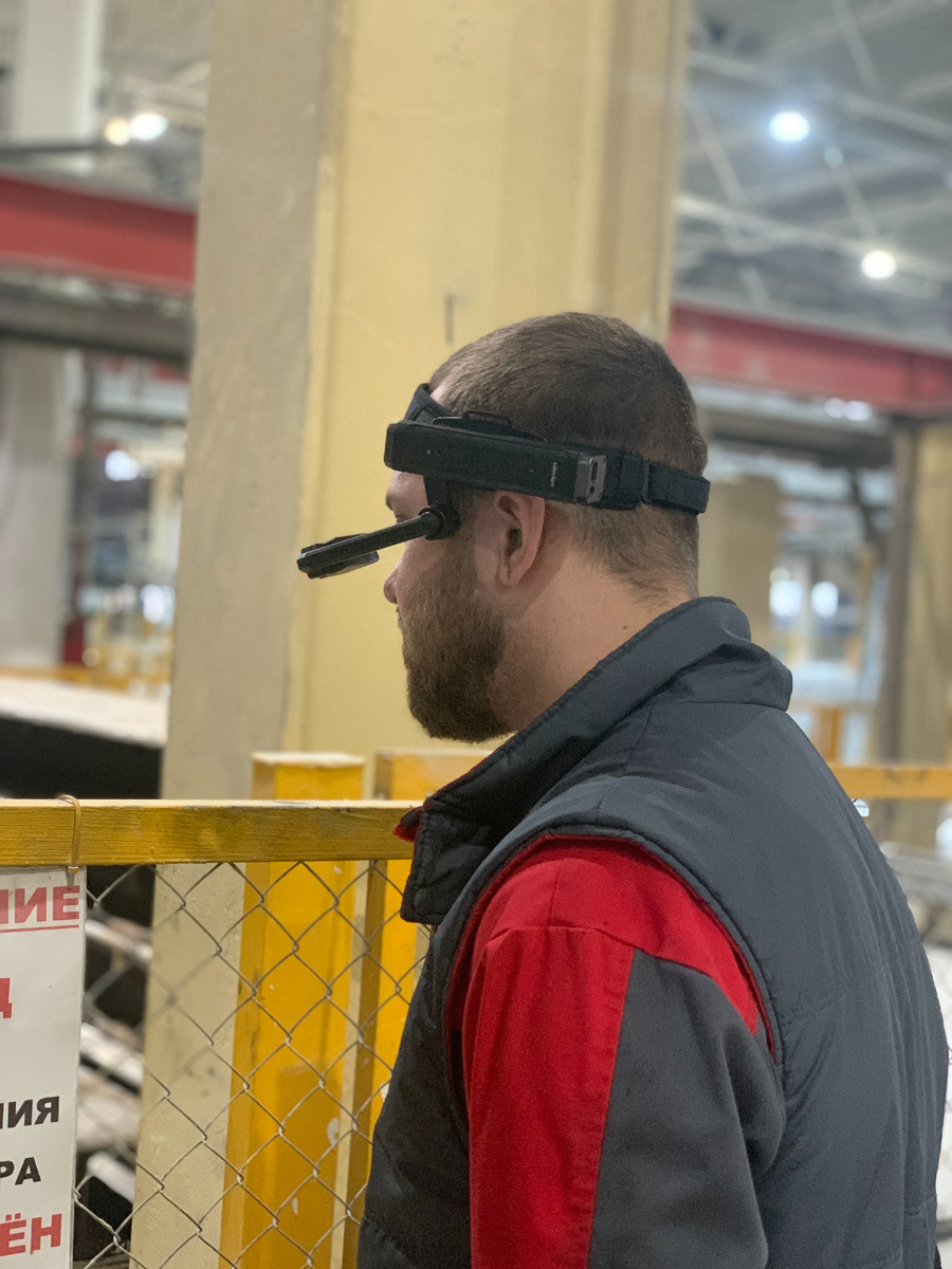 Фото 1,2: Работа производственного персонала в AR очках