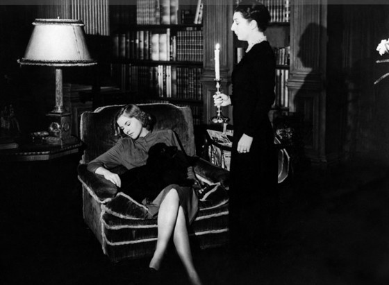 Того и гляди махнёт подсвечником