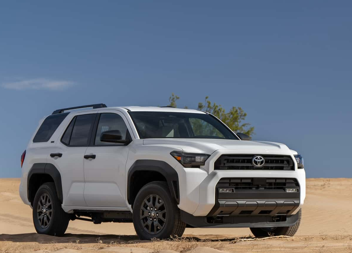 Toyota 4Runner в базовом варианте исполнения SR5 выпускается с задним приводом