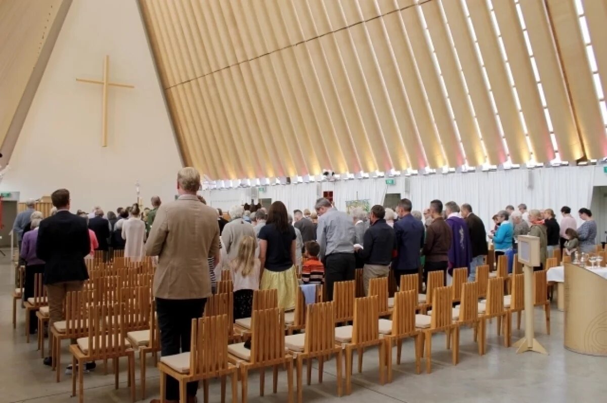    В США священника уволили за жест, напоминающий нацистское приветствие