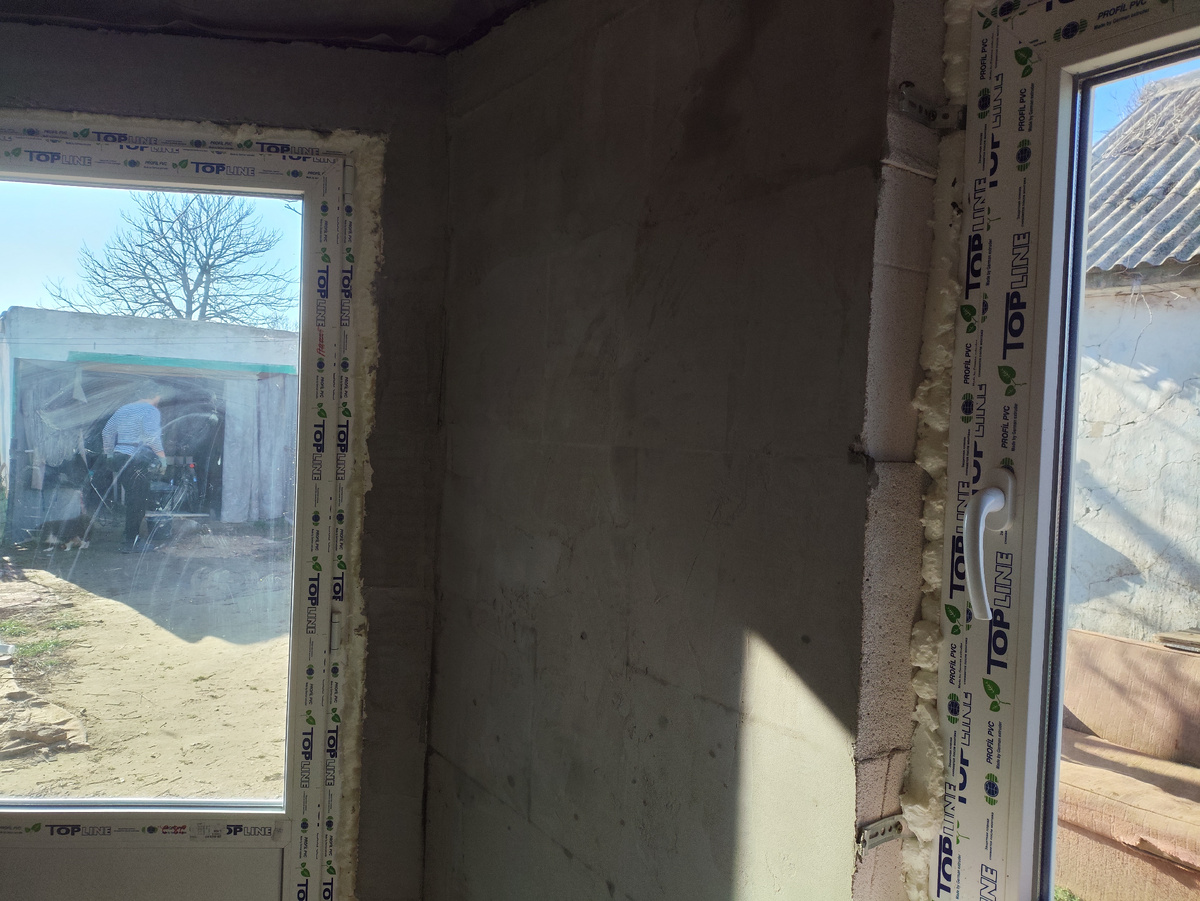 Тут видно границу между старой и сегодняшней штукатуркой.