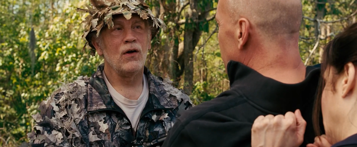 Кадр из кинофильма "РЭД", 2010 г., режиссер Роберт Швентке, сценаристы Джон Хобер, Эрих Хобер, Калли Хамнер, композитор 
Кристоф Бек (скриншот) 