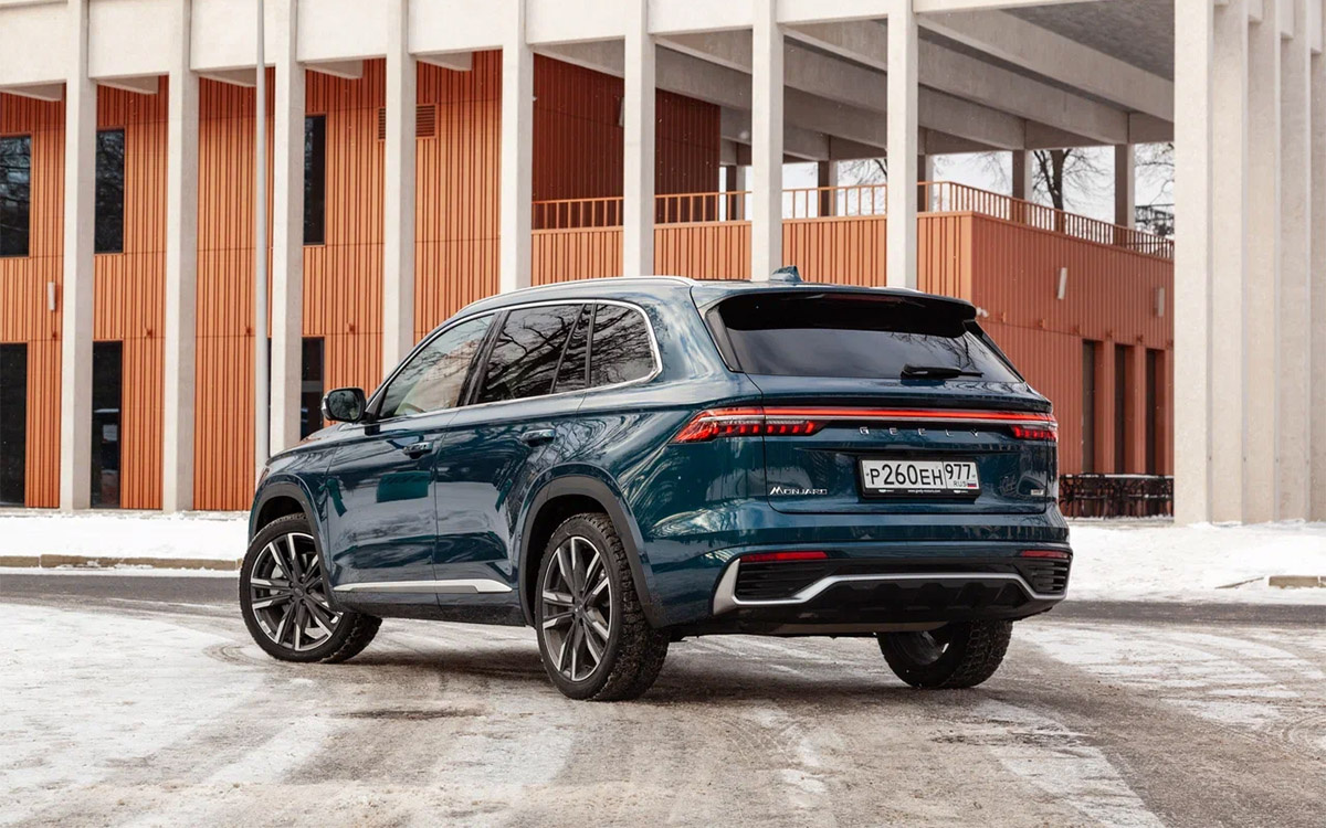 Autonews📷Не менее строгим и невычурным выглядит Geely Monjaro сзади