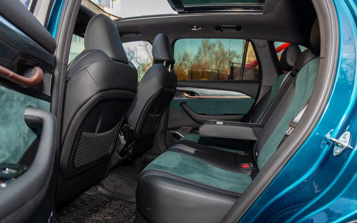 Autonews📷Сзади в Geely Monjaro можно усесться по-царски, но полностью избавить автомобиль от центрального тоннеля не удалось
