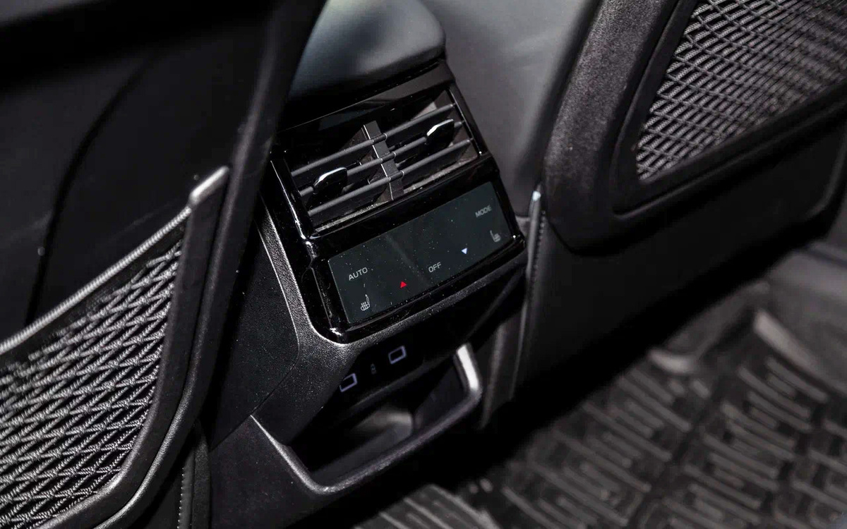 Autonews📷На втором ряду есть свой блок климата с экраном и пара разъемов USB