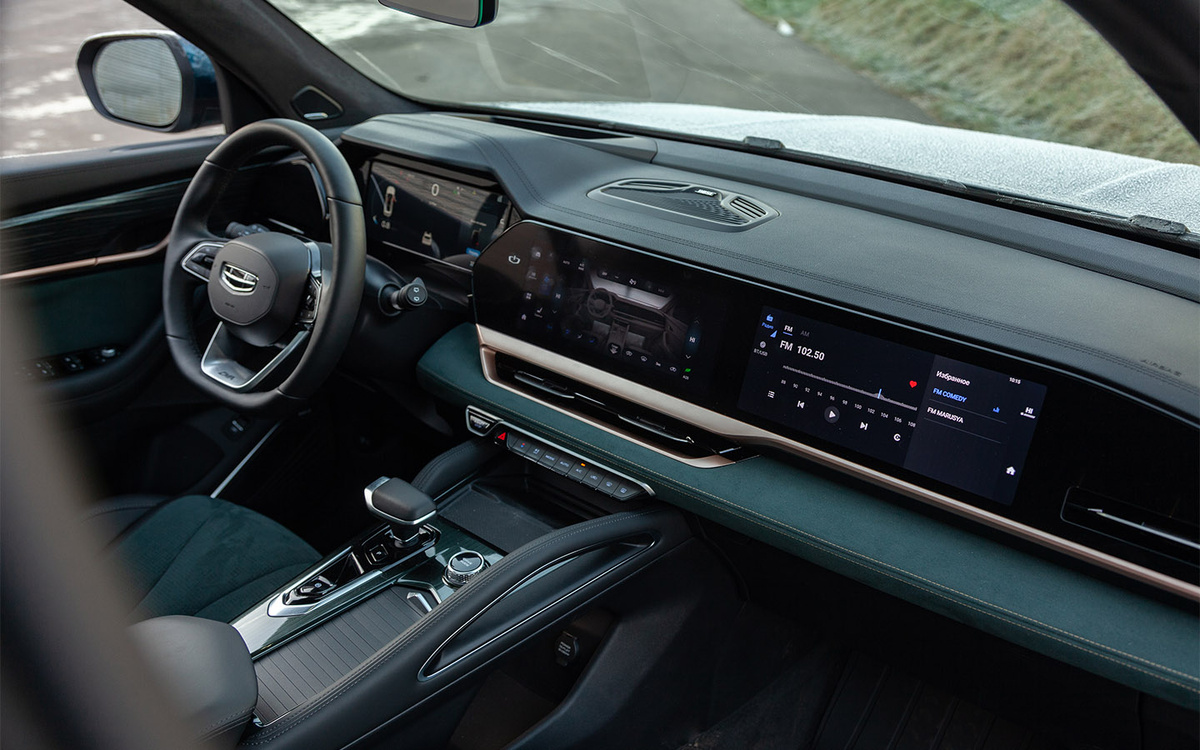 Autonews📷Передняя консоль — красивая, но не особо функциональная. Третий экран, пожалуй, лишний