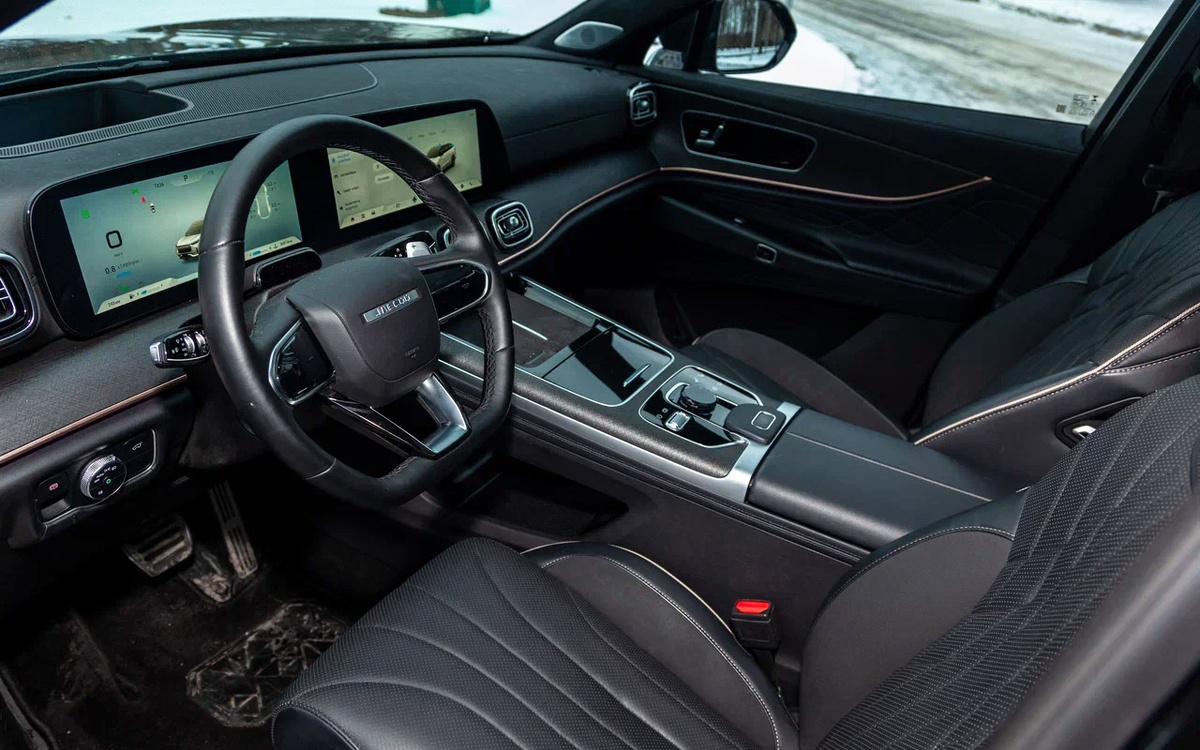 Autonews📷Спереди в Jaecoo J8 мультимедийная система с суммарной диагональю экранов в 24,6 дюйма и CarPlay, и проекционный дисплей, и видеорегистратор, и ароматизатор салона, и даже массаж сидений