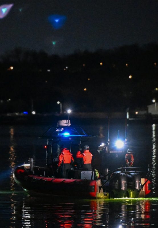    На реке Потомак ищут теда погибших.