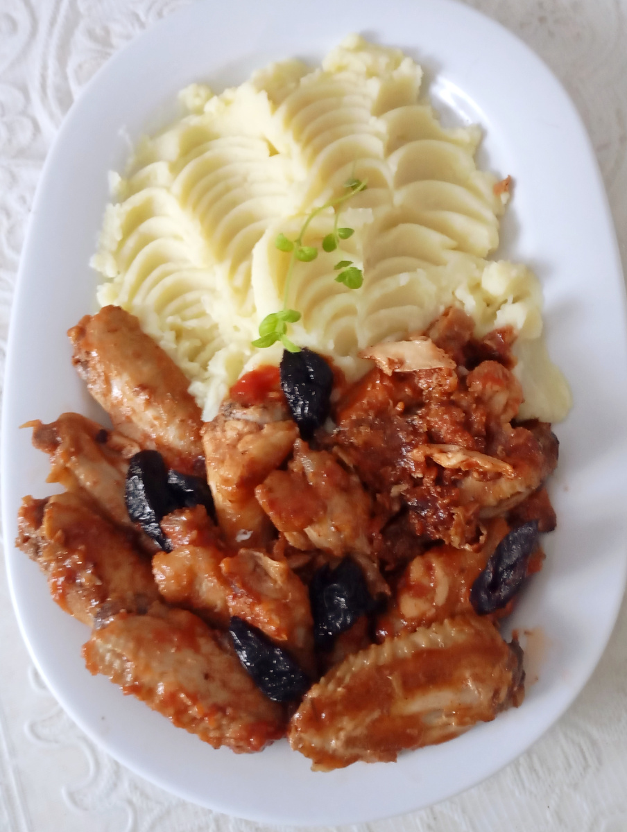 Крылышки маринованные с черносливом