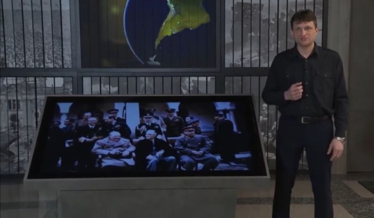     Экскурсовод Музея Победы Павел Федоров в экспозиции «Международное сопротивление фашизму» Источник: victorymuseum.ru Автор фото: Пресс-служба Музея Победы