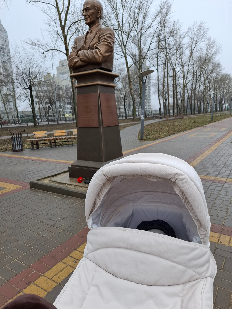 Памятник Василию Лановому. 