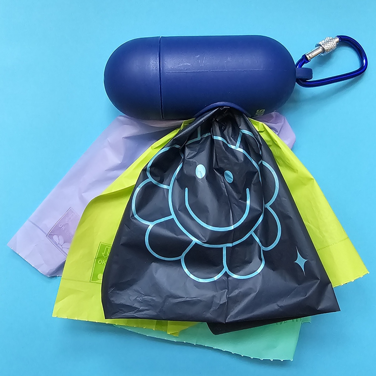 Бокс с биоразлагаемыми пакетами для уборки экскрементов. Цветной принт, аромат лаванды. Фото из личного архива