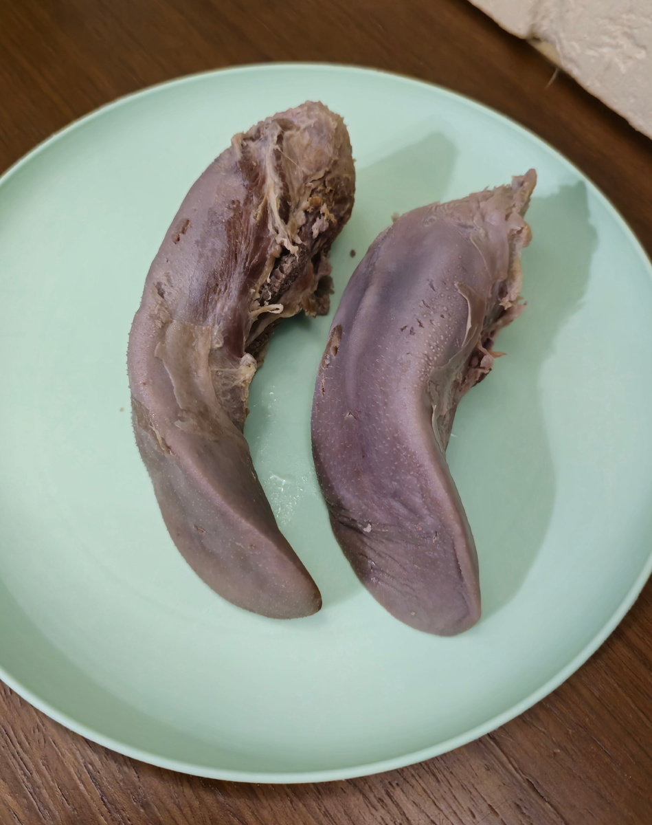 Вареный свиной язык