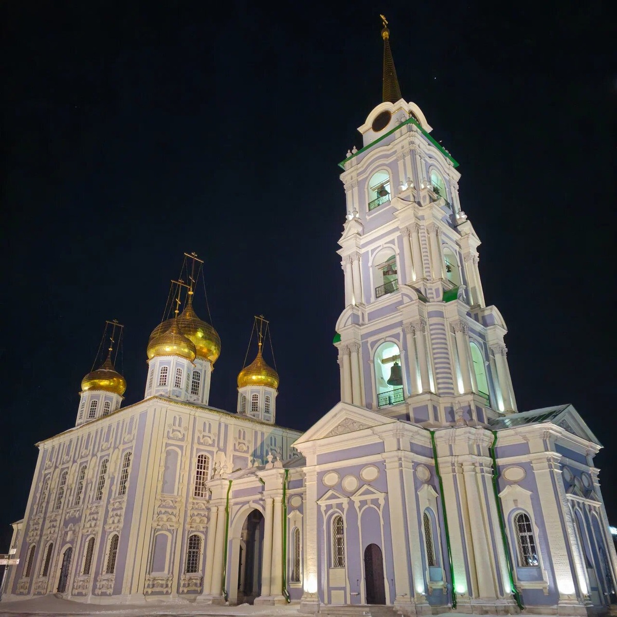 Внутри сохранилась роспись, на фресках видны библейские сюжеты и изображения русских святых. Фото: Алексей М. / Яндекс Карты