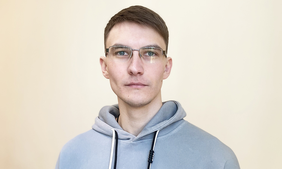 Никита Гурьев пришел работать машинистом и за два года стал начальником смены / Фото пресс-службы «Тольяттикаучука» 