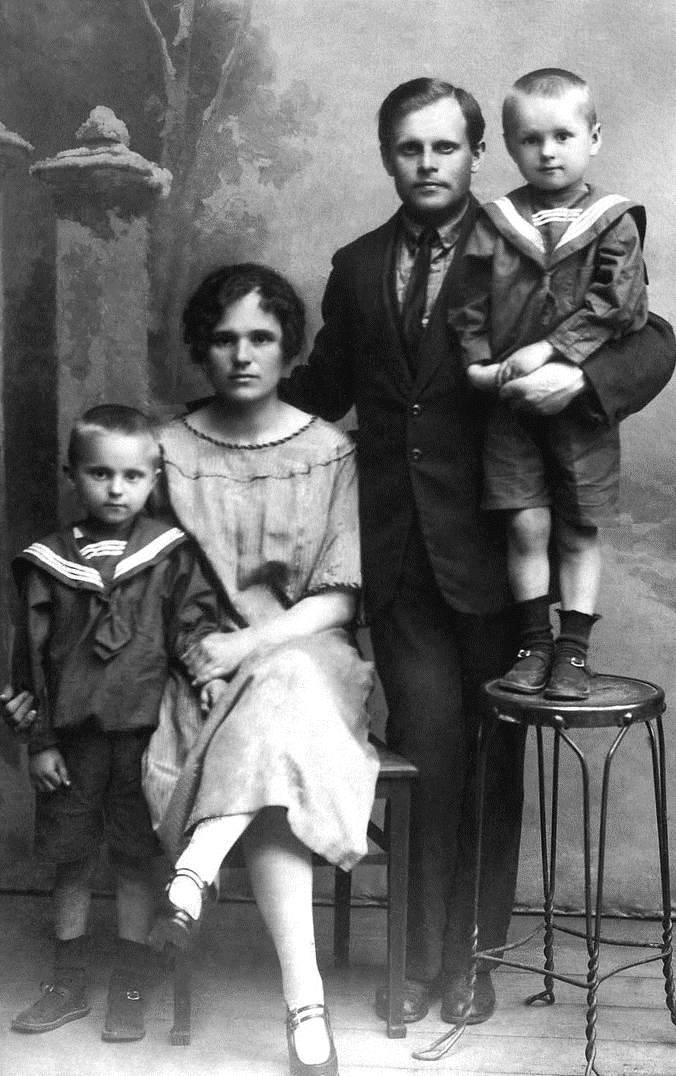 ЕГОРОВЫ Иван Егорович и Ирина Егоровна с сыновьями (1925 год).