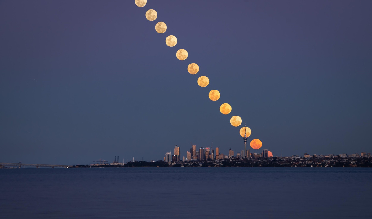 Покадровый восход Луны над горизонтом. Фотокамера не фиксирует иллюзию большой Луны.