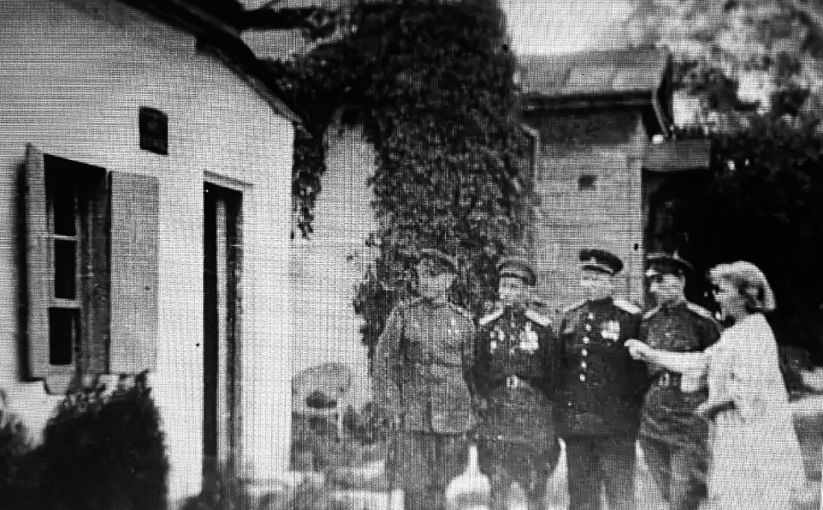 Экскурсию для советских офицеров проводит                                    Е.И. Яковкина.