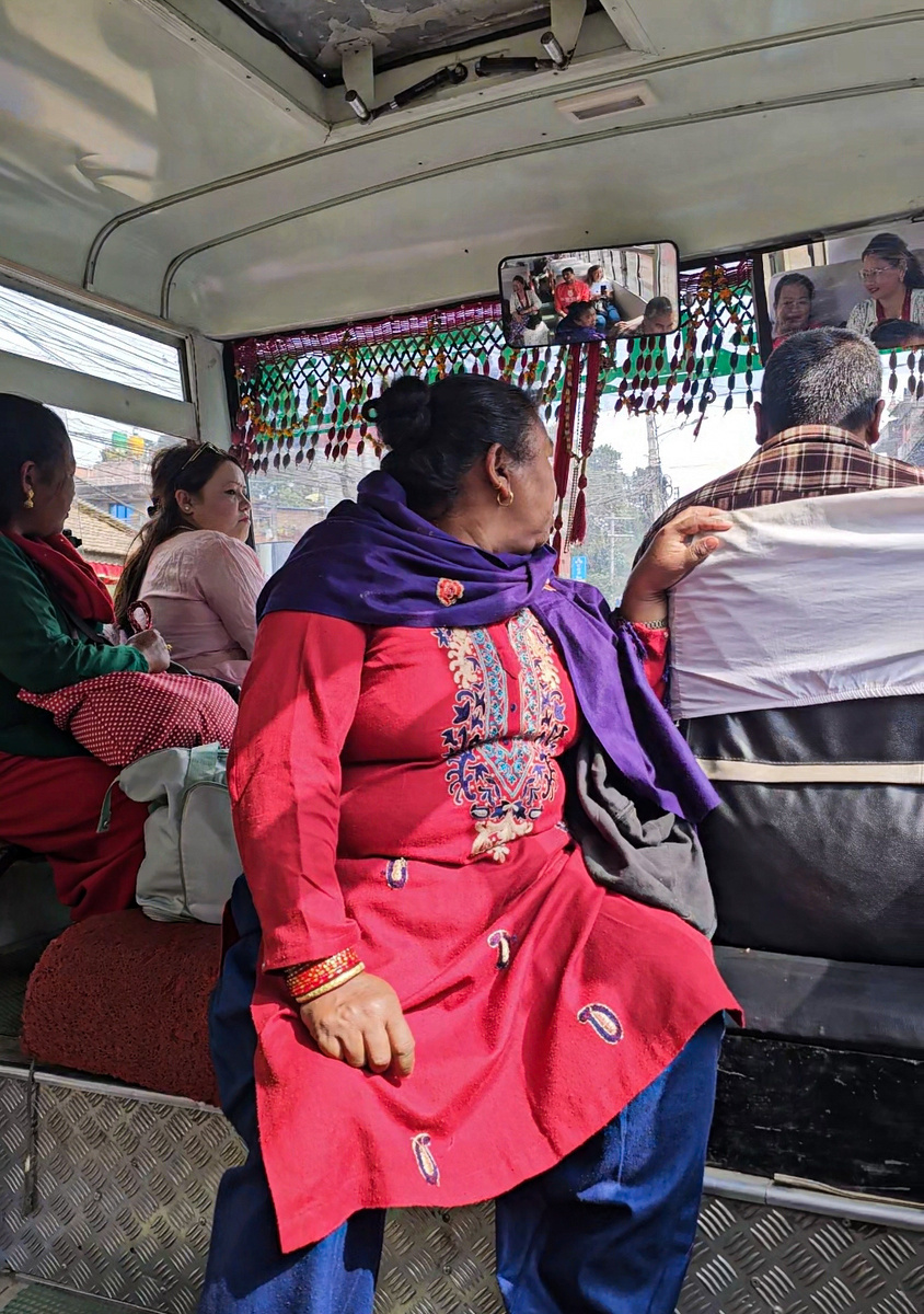 Еду на локал басе из Катманду в Бхактапур.