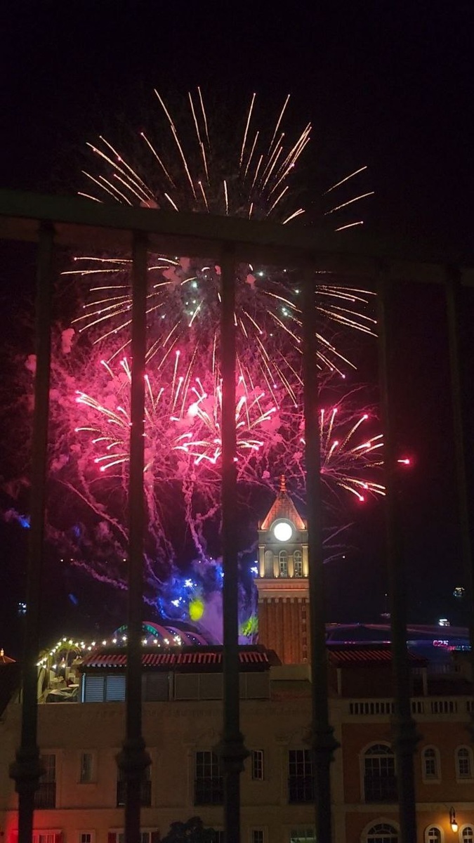 с балкона вечером видно салют