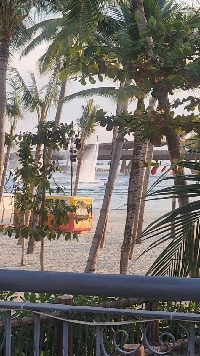 Шоу видно с террас ресторанов на пляже